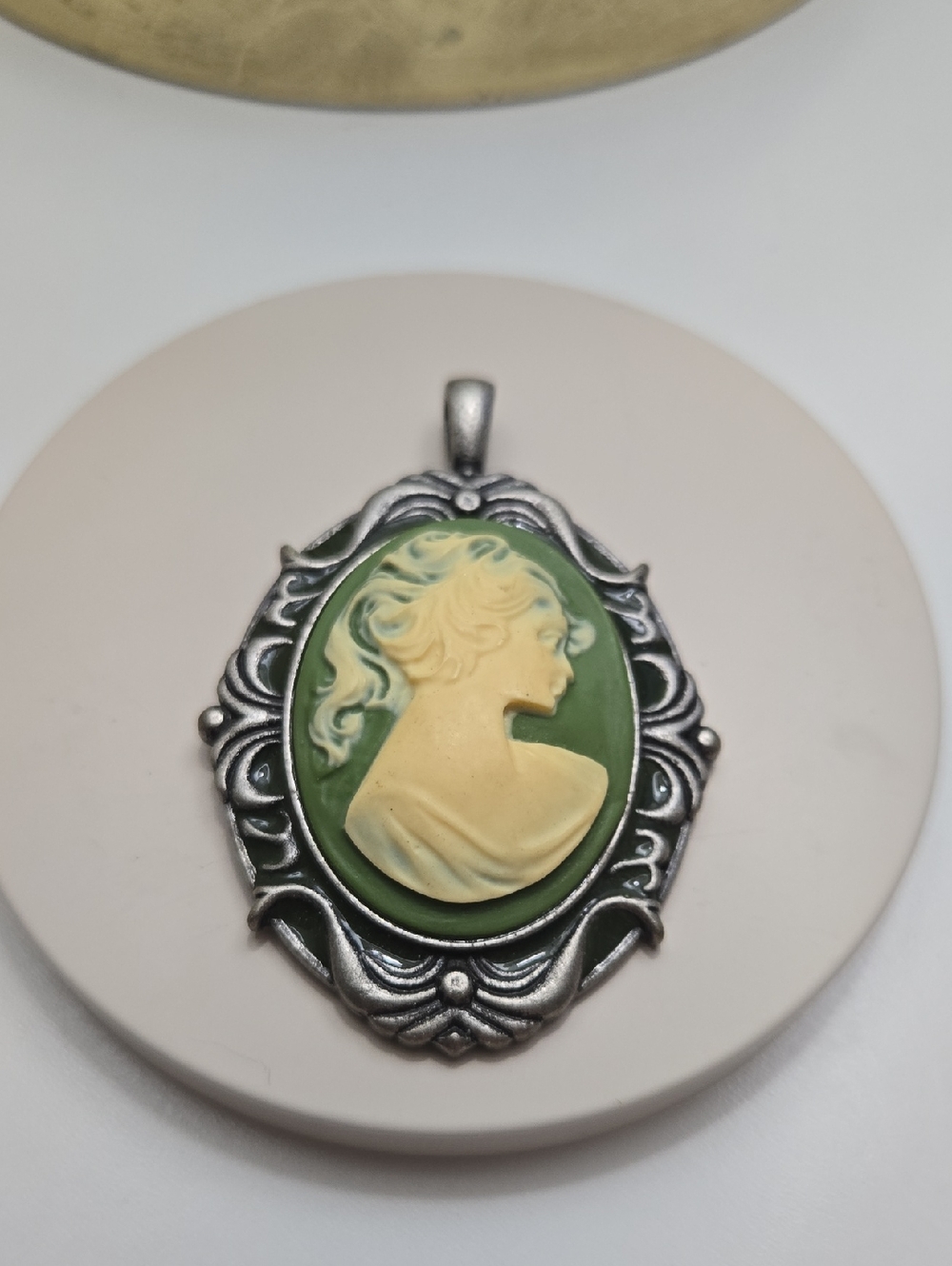 Vintage-Style Green and Cream Cameo Pendant Necklace